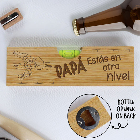 Choque de Puños con Papá - Abridor de Botellas de Madera Personalizado con Grabado y Nivel